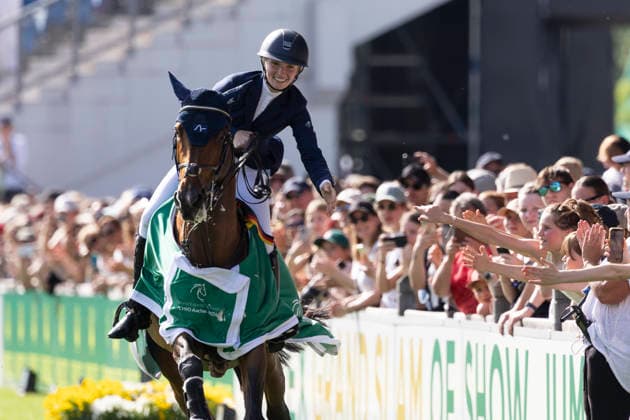Lillie KEENAN (USA) auf Kick On freut auf der Ehrenrunde, klatscht sich mit den Fans ab, Freude, Lachen, Jubel, nach der Siegerehrung, Springen S5: 2nd Qualifier Rolex Grand Prix, Springpruefung mit einem Umlaeuf und Stechen, CSI5*, Rolex Grand Slam, am 23.05.2026, Weltfest des Pferdesport, TSCHIO Aachen 2026 vom 22. - 24.05.2026 in Aachen Deutschland; Â