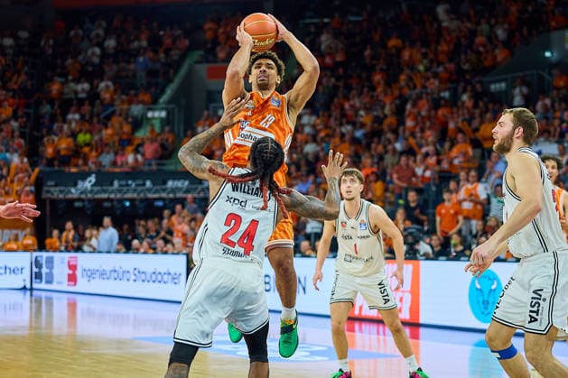 Wurf Mark Smith (ratiopharm ulm, 13) gegen Cobe Williams (BMA365 Bamberg Baskets, 24) GER, ratiopharm ulm vs. Bamberg Baskets, Basketball, Playoffs, Viertelfinale, 3. Spiel, EasyCredit BBL, Spielzeit 2025 2026, 23.05.2026 GER, ratiopharm ulm vs. Bamberg Baskets, Basketball, Playoffs, Viertelfinale, 3. Spiel, EasyCredit BBL, Spielzeit 2025 2026, 23.05.2026 Neu-Ulm Copyright: xEibner-Pressefoto GeraldxOelze-dexStoppanyx EP_ODS