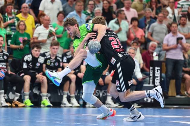 Niklas Theiss (HSG Wetzlar, 09) im Zweikampf mit Christopher Bissel (HC Erlangen, 21) GER, HSG Wetzlar vs HC Erlangen, Handball, 1. Bundesliga, 32. Spieltag, Spielzeit 2025 2026, 23.05.2026 GER, HSG Wetzlar vs HC Erlangen, Handball, 1. Bundesliga, 32. Spieltag, Spielzeit 2025 2026, 23.05.2026 Wetzlar Copyright: xEibner-Pressefoto RenexWeissx EP_RWS
