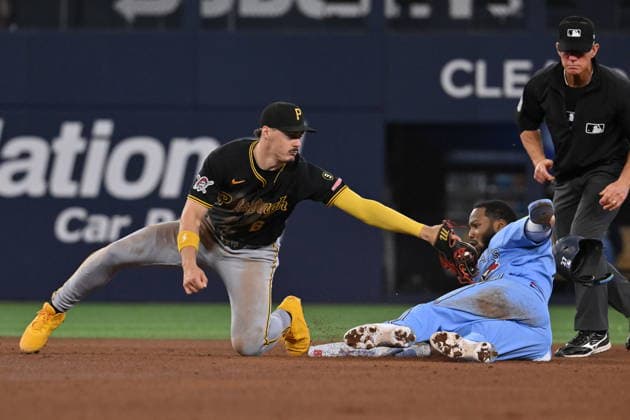 May 23, 2026, Toronto, On, Canada: Toronto Blue Jays Vladimir Guerrero Jr, right, is tagged out at second base by Pittsburgh Pirates Konnor Griffin (6) on an attempted steal during seventh inning MLB, Baseball Herren, USA baseball action in Toronto on Saturday, May 23, 2026. Vladimir Guerrero Jr, Konnor Griffin - ZUMAc35_ 20260523_zaf_c35_148 Copyright: xJonxBlackerx