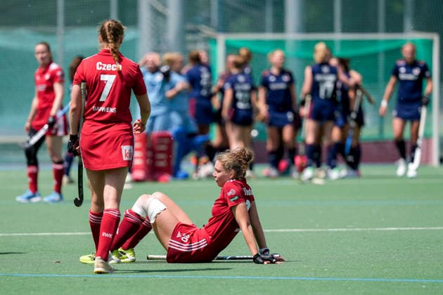 v.li.: Johanna Czech (KTHC, 7), Felicia Wiedermann (KTHC, 30), Spielerinnen von Rot-Weiss Köln (KTHC), enttäuscht über die Niederlage, Enttäuschung nach dem Schlusspfiff, Highlight, Verlierer, verloren, Frustration, disappointed, pessimistisch, 24.05.2026, Mannheim (Deutschland), Hockey, Deutsche Meisterschaft, Viertelfinale 3, Damen, Mannheimer HC - Rot-Weiss Köln
