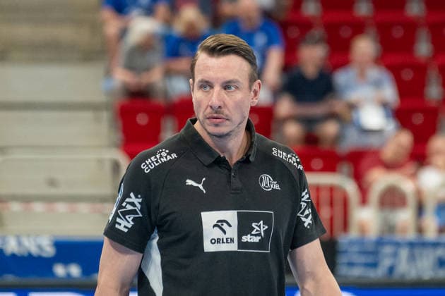 Filip Jicha (THW Kiel, Trainer) schaut sich das Aufwaermen seiner Mannschaft an. Bergischer HC vs. THW KIel, Handball, DAIKIN HBL, 32. Spieltag, Saison 2025 2026, 24.05.2026 Bergischer HC vs. THW Kiel, Handball, DAIKIN HBL, 32. Spieltag, Saison 2025 2026, 24.05.2026 Duesseldorf Copyright: xEibner-Pressefoto ThomasxHaeslerx EP_THR