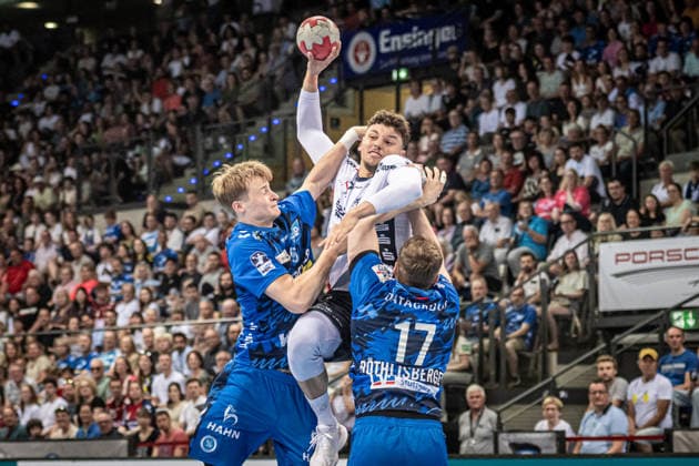 Sport Bilder des Tages Marko Grgic (SG Flensburg-Handewitt, 17) zwischen Linus Schmid (TVB Stuttgart, 18) und Samuel Roethlisberger (TVB Stuttgart, 17) GER, TVB Stuttgart - SG Flensburg-Handewitt, DAIKIN HBL, Handball, Bundesliga, 32. Spieltag, Spielzeit 2025 2026, 24.05.2026 GER, TVB Stuttgart - SG Flensburg-Handewitt, DAIKIN HBL, Handball, Bundesliga, 32. Spieltag, Spielzeit 2025 2026, 24.05.2026 Stuttgart Copyright: xSandyxDinkelackerx EP_SDR