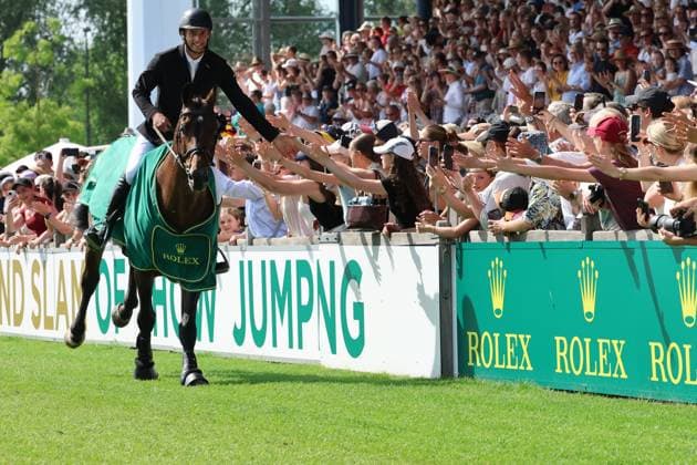 Sieger, 1. Platz, Richard Vogel (GER) mit Pferd United Touch S, Rolex Grand Slam of Show Jumping, Siegerehrung, Ehrenrunde, Abklatschen mit den Fans Springprüfung mit zwei Umläufen und Stechen , Weltfest des Pferdesports, World Equestrian Festival, TSCHIO Aachen 2026, TSCHIO statt CHIO 2026, Aachener Soers, 22. bis 24. Mai 2026, Reitsport, 24.05.2026, Aachen Aachener Soers Deutschland