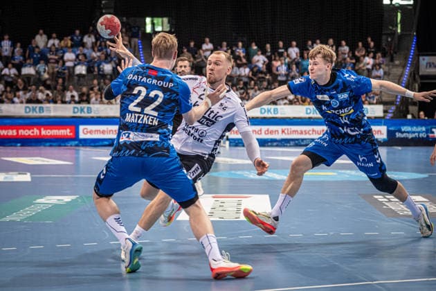 Simon Pytlick (SG Flensburg-Handewitt, 02) zwischen Torben Matzken (TVB Stuttgart, 22), li. und Linus Schmid (TVB Stuttgart, 18), re. GER, TVB Stuttgart - SG Flensburg-Handewitt, DAIKIN HBL, Handball, Bundesliga, 32. Spieltag, Spielzeit 2025 2026, 24.05.2026 GER, TVB Stuttgart - SG Flensburg-Handewitt, DAIKIN HBL, Handball, Bundesliga, 32. Spieltag, Spielzeit 2025 2026, 24.05.2026 Stuttgart Copyright: xSandyxDinkelackerx EP_SDR