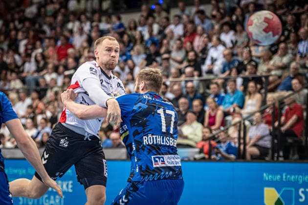 Simon Pytlick (SG Flensburg-Handewitt, 02) setzt sich durch gegen Samuel Roethlisberger (TVB Stuttgart, 17) GER, TVB Stuttgart - SG Flensburg-Handewitt, DAIKIN HBL, Handball, Bundesliga, 32. Spieltag, Spielzeit 2025 2026, 24.05.2026 GER, TVB Stuttgart - SG Flensburg-Handewitt, DAIKIN HBL, Handball, Bundesliga, 32. Spieltag, Spielzeit 2025 2026, 24.05.2026 Stuttgart Copyright: xSandyxDinkelackerx EP_SDR
