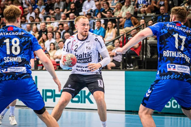 Simon Pytlick (SG Flensburg-Handewitt, 02) zwischen Linus Schmid (TVB Stuttgart, 18) und Samuel Roethlisberger (TVB Stuttgart, 17) GER, TVB Stuttgart - SG Flensburg-Handewitt, DAIKIN HBL, Handball, Bundesliga, 32. Spieltag, Spielzeit 2025 2026, 24.05.2026 GER, TVB Stuttgart - SG Flensburg-Handewitt, DAIKIN HBL, Handball, Bundesliga, 32. Spieltag, Spielzeit 2025 2026, 24.05.2026 Stuttgart Copyright: xSandyxDinkelackerx EP_SDR
