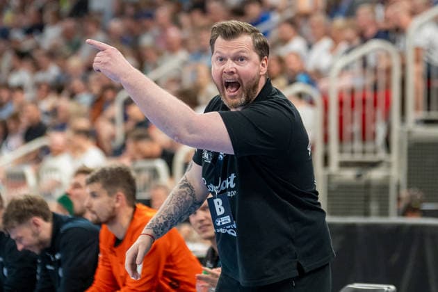Arnor Thor Gunnarsson (Bergischer HC 06, Co-Trainer) in der Diskussion mit einem Schiedsrichter. Bergischer HC vs. THW KIel, Handball, DAIKIN HBL, 32. Spieltag, Saison 2025 2026, 24.05.2026 Bergischer HC vs. THW Kiel, Handball, DAIKIN HBL, 32. Spieltag, Saison 2025 2026, 24.05.2026 Duesseldorf Copyright: xEibner-Pressefoto ThomasxHaeslerx EP_THR