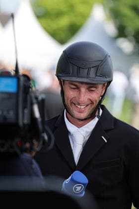 Sieger, 1. Platz, Interview mit WDR, ARD, Mikrofon ARD, Richard Vogel (GER) mit Pferd United Touch S, Siegerinterview, Rolex Grand Slam of Show Jumping, Springprüfung mit zwei Umläufen und Stechen , Weltfest des Pferdesports, World Equestrian Festival, TSCHIO Aachen 2026, TSCHIO statt CHIO 2026, Aachener Soers, 22. bis 24. Mai 2026, Reitsport, 24.05.2026, Aachen Aachener Soers Deutschland