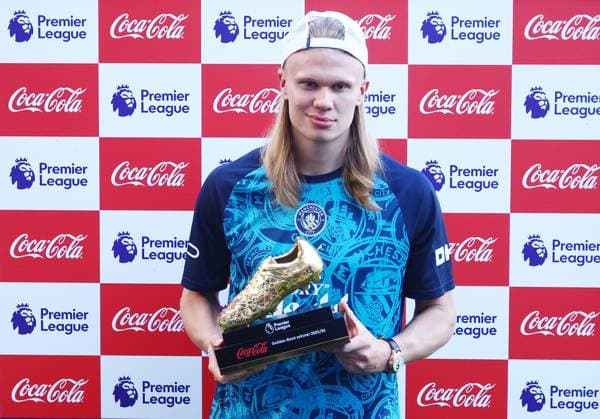 Sport Bilder des Tages Erling Haaland of Manchester City holds the Premier League golden boot at the end of the match Manchester City v Aston Villa, Premier League, Football, Etihad Stadium, Manchester, UK - 24 May 2026Manchester Etihad Stadium United Kingdom EDITORIAL USE ONLY No use with unauthorised audio, video, data, fixture lists, club league logos or live services. Online in-match use limited to 120 images, no video emulation. No use in betting, games or single club league player publications. Copyright: xMattxWest Shutterstockx 16889851at