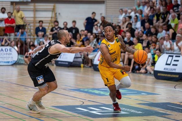 ,Simon Krajcovic (Giessen 46ers, 55) Phillip Montreal Russell (Bozic Estriche Knights Kirchheim, 01) GER, Bozic Estriche Knights Kirchheim vs. Giessen 46ers, BARMER 2. Basketball Bundesliga, Playoffs Halbfinale Spiel 3, Saison 2025 2026, 26.05.2026 GER, Bozic Estriche Knights Kirchheim vs. Giessen 46ers, BARMER 2. Basketball Bundesliga, Playoffs Halbfinale Spiel 3, Saison 2025 2026, 26.05.2026 Goeppingen Copyright: xEibner-Pressefoto NinaxSanderx EP_NSR