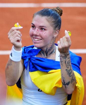 Oleksandra Oliynykova celebrates her first round win over Russian opponent Elena Pridankina witnessed by her father who has just returned from the frontline in the war with Russia French Open Tennis, Day Three, Tennis, Roland Garros, Paris, France - 26 May 2026Paris Roland Garros France EDITORIAL USE ONLY No use with unauthorised audio, video, data, fixture lists, club league logos or live services. Online in-match use limited to 120 images, no video emulation. No use in betting, games or single club league player publications. Copyright: xJavierxGarcia Shutterstockx 16898258dk