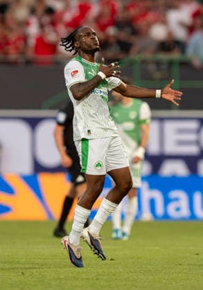 Jubel nach dem Tor zum 1-0 durch Noel Futkeu (SpVgg Greuther Fuerth, 9), jubelnd, bejubelt, jubelt, jubeln, emotionen, celebrate. Hier jubelt er über sein Tor. SpVgg Greuther Fürth - Rot Weiss Essen, Fussball, Relegation zur 2. Bundesliga Rückspiel, Sportpark Ronhof, Fürth DFL regulations prohibit any use of photographs as image sequences and or quasi-video. Copyright: HMBxMedia xMarcoxBader
