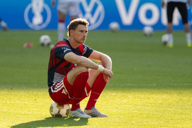 Leon Goretzka (FC Bayern Muenchen, 08) sitzend auf dem Fussball. GER, FC Bayern Muenchen vs. VfB Stuttgart, Fussball, Herren, DFB-Pokal, Finale, Spielzeit 2025 2026, 23.05.2026, DFL DFB REGULATIONS PROHIBIT ANY USE OF PHOTOGRAPHS AS IMAGE SEQUENCES AND OR QUASI-VIDEO, GER, FC Bayern Muenchen vs. VfB Stuttgart, Fussball, Herren, DFB-Pokal, Finale, Spielzeit 2025 2026, 23.05.2026 Berlin Copyright: xEibner-Pressefoto WolfgangxFrankx EP_WFK