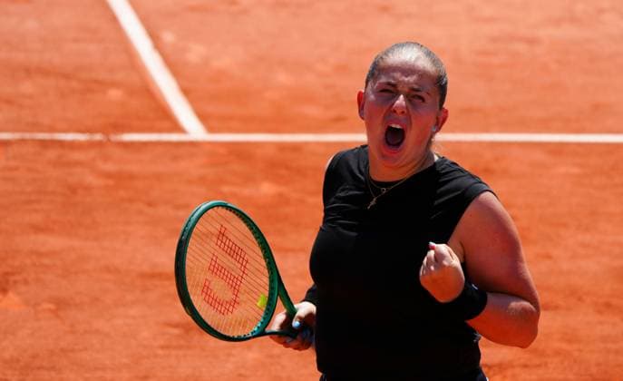 Jelena Ostapenko celebrates winning the second set to take it to a decider against Magda Linette French Open Tennis, Day Four, Tennis, Roland Garros, Paris, France - 27 May 2026Paris Roland Garros France EDITORIAL USE ONLY No use with unauthorised audio, video, data, fixture lists, club league logos or live services. Online in-match use limited to 120 images, no video emulation. No use in betting, games or single club league player publications. Copyright: xJavierxGarcia Shutterstockx 16898261f
