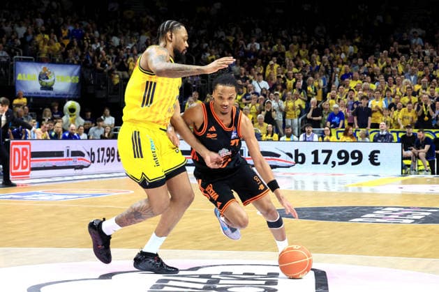 DEU, easyCredit BBL, ALBA vs. Rasta Vechta, 27.05.2026, Uber-Arena, Berlin, DEU, easyCredit BBL, ALBA vs. Rasta Vechta, im Bild J Wan Roberts (ALBA Berlin 13), Alonzo Verge jr. (RASTA Vechta 11)