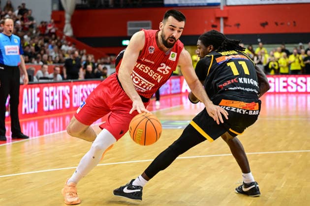 Viktor Kovacevic, Tyrel Morgan 2.Bundesliga Pro A, Play Off, Halbfinale 4. Spiel, 46ers, Basketball, Basketball Saison 2025 2026, BBL, Deutschland, Gießen 46ers Bozic Estriche Knights Kirchheim, Gießen in rot, Herren, Kirchheim schwarz