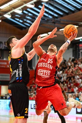 Nicolas Bretzel, Simon Krjcovic 2.Bundesliga Pro A, Play Off, Halbfinale 4. Spiel, 46ers, Basketball, Basketball Saison 2025 2026, BBL, Deutschland, Gießen 46ers Bozic Estriche Knights Kirchheim, Gießen in rot, Herren, Kirchheim schwarz