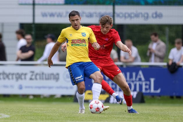 v.li.: Mirko Boland (SV Todesfelde, 31) und Hugo Weber (Blumenthaler SV, 27) im Zweikampf, Duell, Dynamik, Aktion, Action, Spielszene, 30.05.2026, Todesfelde (Deutschland), Fussball, Aufstiegsrunde Regionalliga Nord, SV Todesfelde - Blumenthaler SV