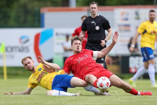 v.li.: Tyler Körting (SV Todesfelde, 25) und Kilian Lammers (Blumenthaler SV, 13) im Zweikampf, Duell, Dynamik, Aktion, Action, Spielszene, 30.05.2026, Todesfelde (Deutschland), Fussball, Aufstiegsrunde Regionalliga Nord, SV Todesfelde - Blumenthaler SV