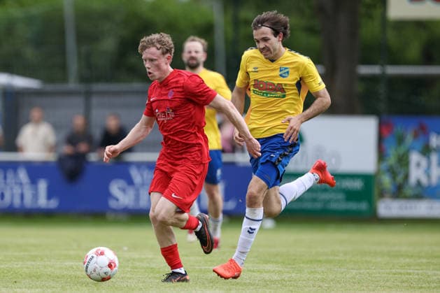 v.li.: Jasper Look (Blumenthaler SV, 16) und Maximilian Sergio Musci (SV Todesfelde, 21) im Zweikampf, Duell, Dynamik, Aktion, Action, Spielszene, 30.05.2026, Todesfelde (Deutschland), Fussball, Aufstiegsrunde Regionalliga Nord, SV Todesfelde - Blumenthaler SV