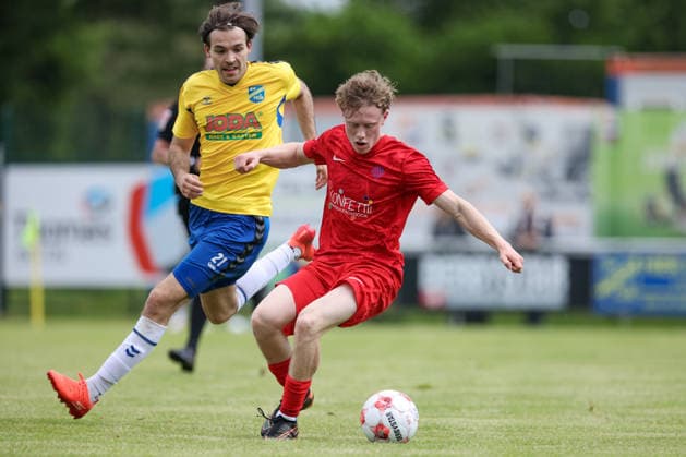 v.li.: Maximilian Sergio Musci (SV Todesfelde, 21) und Jasper Look (Blumenthaler SV, 16) im Zweikampf, Duell, Dynamik, Aktion, Action, Spielszene, 30.05.2026, Todesfelde (Deutschland), Fussball, Aufstiegsrunde Regionalliga Nord, SV Todesfelde - Blumenthaler SV