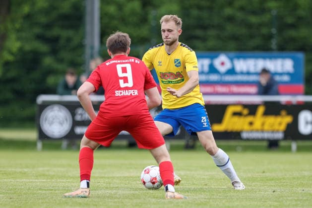 v.li.: Tristan Schaper (Blumenthaler SV, 9) und Tyler Körting (SV Todesfelde, 25) im Zweikampf, Duell, Dynamik, Aktion, Action, Spielszene, 30.05.2026, Todesfelde (Deutschland), Fussball, Aufstiegsrunde Regionalliga Nord, SV Todesfelde - Blumenthaler SV