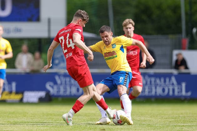 v.li.: Dario Sultan (Blumenthaler SV, 24) und Mirko Boland (SV Todesfelde, 31) im Zweikampf, Duell, Dynamik, Aktion, Action, Spielszene, 30.05.2026, Todesfelde (Deutschland), Fussball, Aufstiegsrunde Regionalliga Nord, SV Todesfelde - Blumenthaler SV