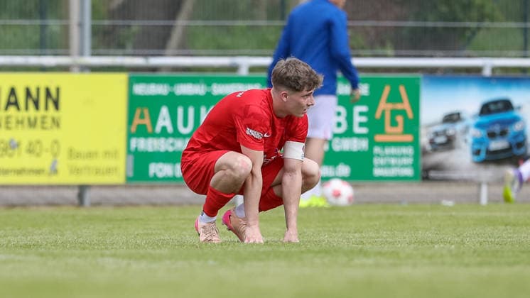 Florian Brahtz (Blumenthaler SV, 7) enttäuscht über die Niederlage, Enttäuschung nach dem Schlusspfiff, Abpfiff, Highlight, Verlierer, verloren, Frustration, pessimistisch, traurig, 30.05.2026, Todesfelde (Deutschland), Fussball, Aufstiegsrunde Regionalliga Nord, SV Todesfelde - Blumenthaler SV