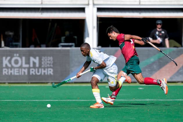 v.li.: Nqobile Mansuet Ntuli (Bili, HTHC, 16), Timothy Brand (Tim Brand, Polo, 10), Zweikampf, Spielszene, Duell, duel, tackle, tackling, Dynamik, Action, Aktion, vor der Werbebande von dem Sponsor Köln Rhein Ruhr 2036 2040 2044, Werbung, Sponsoring, Wirtschaft, Unternehmen, KölnRheinRuhr, Olympia, Bewerbung, Olympiabewerbung, 30.05.2026, Bonn (Deutschland), Hockey, Deutsche Meisterschaft, Halbfinale, Herren, Hamburger Polo Club - Harvestehuder THC