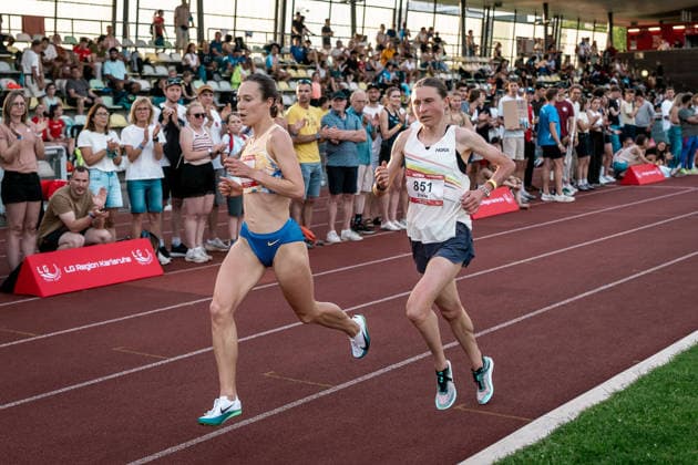 Klein Hanna (62, LAV Stadtwerke Tuebingen, 5000m Frauen), Burkard Elena (851, LG farbtex Nordschwarzwald, 5000m Frauen), GER, Leichtathletik, Athletics, Lange Laufnacht, Karlsruhe, 30.05.2026, GER, Leichtathletik, Athletics, Lange Laufnacht, Karlsruhe, 30.05.2026 Karlsruhe Copyright: xStefanxMayerx EP_SMR