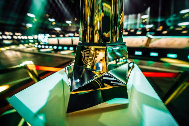 30.05.2026, xkkux, E-Sports, FORTNITE MAJOR 1 SUMMIT, Saison 2025 2026, PSD Bank Dome Düsseldorf: Das erste LAN-Turnier der FNCS-Saison. 50 Duos treten gegeneinander an, um den Preispool sowie die Qualifikation für die Global Championship 2026 zu gewinnen Die Duos verteilen sich wie folgt: 20 EU, 13 NAC, 3 NAW, 5 Brasilien, 3 Asien, 3 Ozeanien und 3 Naher Osten. Die fünf bestplatzierten Teams qualifizieren sich automatisch für die Global Championship 2026. Pokal Trophy im Detail Nordrhein-Westfahlen Deutschland