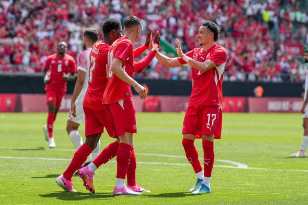 Fussball, Länderspiel: Schweiz vs. Jordanien, Sonntag, 31.05.2026 (kybunpark, St. Gallen); Breel Embolo (7, Schweiz) jubelt nach dem 1:0 mit Ruben Vargas (17, Schweiz) und Michel Aebischer (20, Schweiz) Tor und Torjubel, Freude, Emotionen, Jubel Copyright: xValentinxDomgjonix