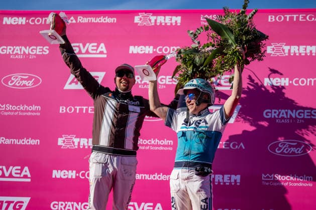 31.05.2026, Siegerehrung: Allegiant (7) mit Örjan Kihlström gewinnt den Elitloppet 2026. Im Bild Trainer Daniel Redà n und Fahrer Örjan Kihlström. Trabrennbahn Mariendorf. . (Allegiant, Örjan Kihlström, Elitloppet 2026, Sieg, Sieger, Siegerehrung, Daniel Redà n) Copyright (c) Marius Schwarz, Fotograf,Mobil: 0049(0)176 28 311 040, Web: www.traberpixx.de, e-mail: info@traberpixx.de,NO MODEL RELEASE - bei Verwendung des Fotos ausserhalb journalistischer Zwecke bitte Ruecksprache halten - Foto ist honorarpflichtig!