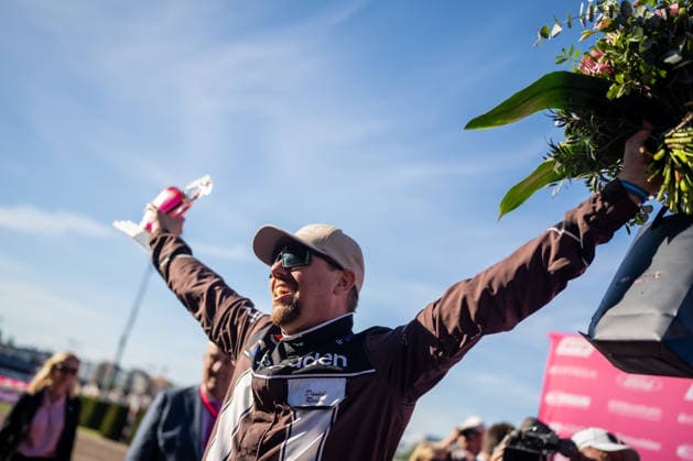 31.05.2026, Siegerehrung: Allegiant (7) mit Örjan Kihlström gewinnt den Elitloppet 2026. Im Bild Trainer Daniel Redà n. Trabrennbahn Mariendorf. . (Allegiant, Örjan Kihlström, Elitloppet 2026, Sieg, Sieger, Siegerehrung, Daniel Redà n) Copyright (c) Marius Schwarz, Fotograf,Mobil: 0049(0)176 28 311 040, Web: www.traberpixx.de, e-mail: info@traberpixx.de,NO MODEL RELEASE - bei Verwendung des Fotos ausserhalb journalistischer Zwecke bitte Ruecksprache halten - Foto ist honorarpflichtig!