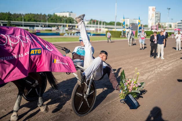 31.05.2026, Siegerehrung: Allegiant (7) mit Örjan Kihlström gewinnt den Elitloppet 2026. Im Bild Trainer Daniel Redà n fällt bei der Siegerparade aus dem Sulky. Trabrennbahn Mariendorf. . (Allegiant, Örjan Kihlström, Elitloppet 2026, Sieg, Sieger, Siegerehrung, Daniel Redà n) Copyright (c) Marius Schwarz, Fotograf,Mobil: 0049(0)176 28 311 040, Web: www.traberpixx.de, e-mail: info@traberpixx.de,NO MODEL RELEASE - bei Verwendung des Fotos ausserhalb journalistischer Zwecke bitte Ruecksprache halten - Foto ist honorarpflichtig!
