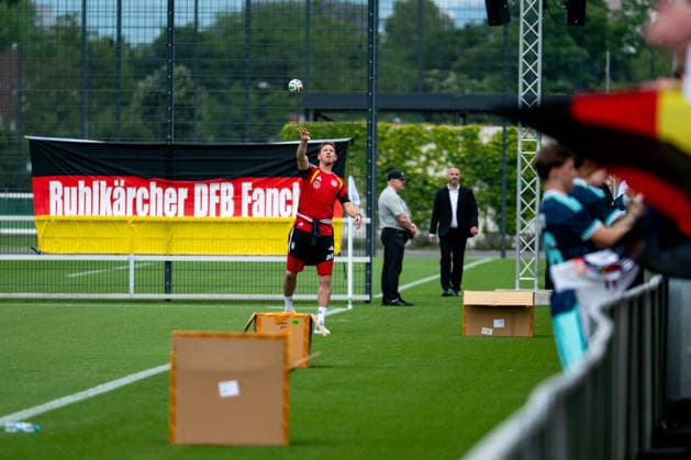GER, Deutschland vs Finnland, Abschiedsevent und Trainingsspiel, WM Vorbereitung 2026 01.06.2026, DFB Campus, Frankfurt am Main, GER, Deutschland vs Finnland, Abschiedsevent und Trainingsspiel, WM Vorbereitung 2026, im Bild Julian Nagelsmann (Deutschland, Bundestrainer) wirft Bälle zu den Fans Zuschauern,