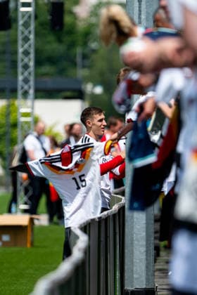 GER, Deutschland vs Finnland, Abschiedsevent und Trainingsspiel, WM Vorbereitung 2026 01.06.2026, DFB Campus, Frankfurt am Main, GER, Deutschland vs Finnland, Abschiedsevent und Trainingsspiel, WM Vorbereitung 2026, im Bild Nico Schlotterbeck (Deutschland, 15) schreibt Autogramme für die Fans Zuschauer auf der Tribüne,