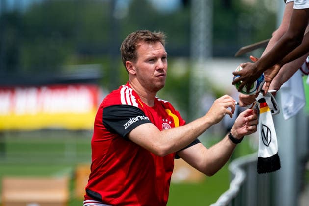 GER, Deutschland vs Finnland, Abschiedsevent und Trainingsspiel, WM Vorbereitung 2026 01.06.2026, DFB Campus, Frankfurt am Main, GER, Deutschland vs Finnland, Abschiedsevent und Trainingsspiel, WM Vorbereitung 2026, im Bild Julian Nagelsmann (Deutschland, Bundestrainer) schreibt Autogramme für die Fans Zuschauer auf der Tribüne,