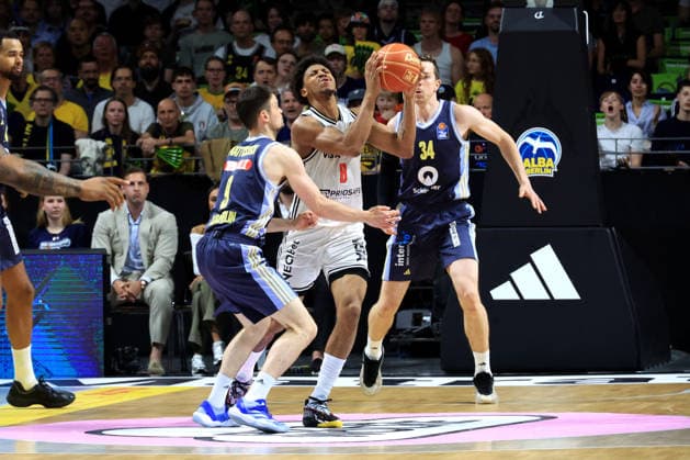 DEU, easyCredit BBL, ALBA vs. BMA365 Bamberg Baskets, 01.06.2026, Uber-Arena, Berlin, DEU, easyCredit BBL, ALBA vs. BMA365 Bamberg Baskets, im Bild JONAS MATTISSECK (ALBA Berlin 9), Justin Bean (ALBA Berlin 34), Demarcus Demonia (Bamberg 8)