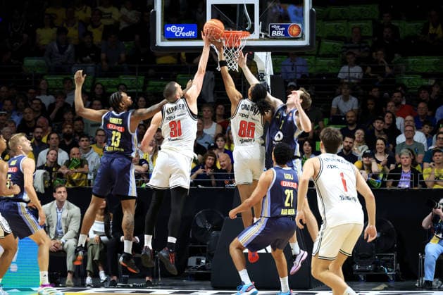DEU, easyCredit BBL, ALBA vs. BMA365 Bamberg Baskets, 01.06.2026, Uber-Arena, Berlin, DEU, easyCredit BBL, ALBA vs. BMA365 Bamberg Baskets, im Bild J Wan Roberts (ALBA Berlin 13), Moses Wood (ALBA Berlin 11), Michael Rataj (ALBA Berlin 21), Daniel Keppeler (Bamberg 31), Austin Crowley (Bamberg 85)