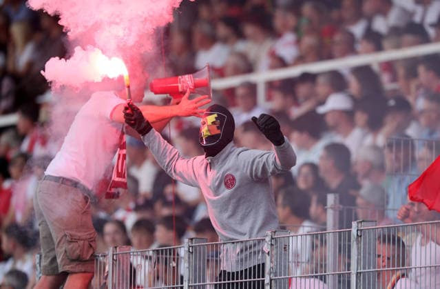 Würzburg, 01.06.2026, Stadion am Dallenberg, Fußball, Aufstiegspiele zur 3.Liga, Rückspiel , FWK Würzburger Kickers vs. 1.FC Lok Leipzig , Würzburg, 01.06.2026, Stadion am Dallenberg, Fußball, Aufstiegspiele zur 3.Liga, Rückspiel , FWK Würzburger Kickers vs. 1.FC Lok Leipzig , Im Bild: Fans von Würzburg zünden Bengalos , Nur für journalistische Zwecke. Only for editorial use! , Mit den abgebildeten Person (en) gibt es kein Model Release Einverständniserklärung. PICTURE POINT übernimmt keine Haftung bei Verletzung der Persönlichkeitsrechte. ,