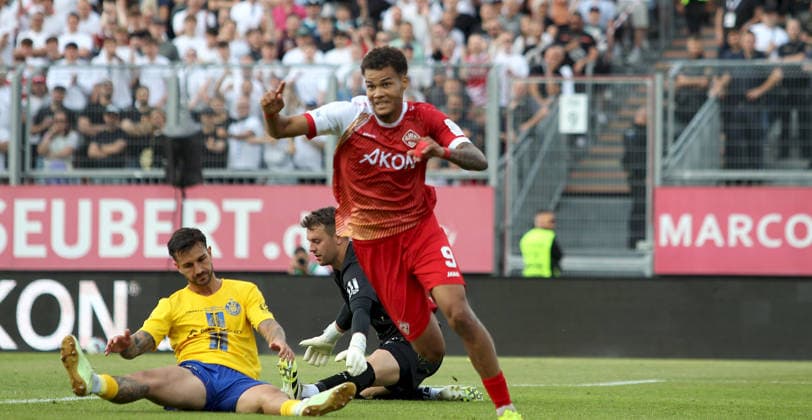 01.06.2026, xfsx, Herren, Fussball, Saison 2025 2026, Aufstiegsspiele zur 3. Liga, Play-Offs: FC Wuerzburger Kickers - 1. FC Lokomtive Leipzig - v.li.: Filip Kusic (1. FC Lokomotive Leipzig), Andreas Naumann (1. FC Lokomotive Leipzig), Jermain Nischalke (FC Wuerzburger Kickers) mit Torjubel, celebrate the goal, goal celebration, Jubel ueber das Tor zum 1:0 Wuerzburg tectake ARENA Bayern Deutschland