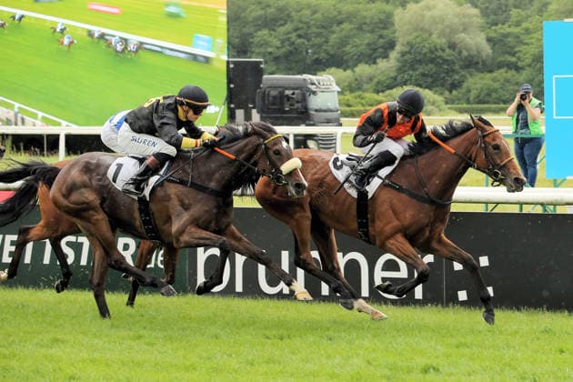Sport Bilder des Tages 04.06.2026, Iffezheim, Baden-Wuerttemberg, GER - Ruby Lips mit Rene Piechulek gewinnt. Galopprennbahn Baden-Baden, Iffezheim. (Pferd, Jockey, Ruby Lips, Piechulek, Sieg, Ziel, Zielankunft) 260604B983IFFEZHEIM.JPG