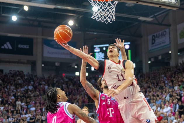 Sport Bilder des Tages Zweikampf zwischen Michael Kessens (Telekom Baskets Bonn, 06) und Vladimir Lucic (FC Bayern Muenchen Basketball, 11). Dabei Jalen Finch (Telekom Baskets Bonn, 00). Telekom Baskets Bonn vs. FC Bayern Muenchen, Basketball, e@sy credit BBL, Halbfinale, 3. Spiel, Saison 2025 2026, 04.06.2026 Telekom Baskets Bonn vs. FC Bayern Muenchen, Basketball, e@sy credit BBL, Halbfinale, 3. Spiel, Saison 2025 2026, 04.06.2026 Bonn Copyright: xEibner-Pressefoto ThomasxHaeslerx EP_THR