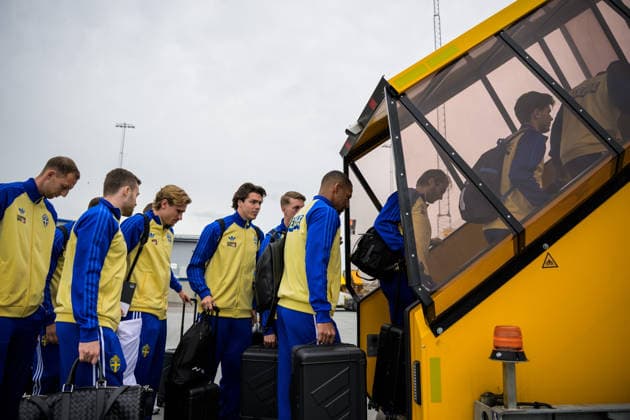 260606 Gustaf Nilsson, Gabriel Gudmundsson, Carl Starfelt, goalkeeper Jacob Widell Zetterström, Alexander Bernhardsson, Isak Hien, Benjamin Nygren and Besfort Zeneli of the Swedish national football team boarding a flight bound for Dallas Fort Worth International Airport and the FIFA World Cup, WM, Weltmeisterschaft, Fussball 2026, on June 6, 2026 at Arlanda Airport in Stockholm. Photo: Joel Marklund BILDBYRAN kod JM JM0823 bbeng fotboll football soccer fotball vm fotbolls-vm fotball-vm fotbolls-vm 2026 fifa world cup 2026 resa travel sverige sweden sverige a avresa Copyright: JOELxMARKLUND BB260606JM016