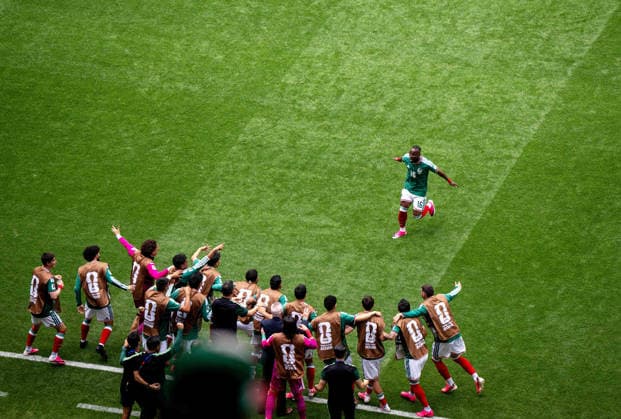 Fußball, Herren, FIFA World Cup, WM, Weltmeisterschaft, Fussball 2026 in Mexiko, Kanada und USA, Eröffnungsspiel in Mexiko-City (Gruppe A, 1. Spieltag), Mexiko - Südafrika, Julian Quinones (Mexiko) jubelt nach Tor zum 1:0 mit den Wechselspielern, 11.06. 2026, Copyright: xMatthiasxKochx