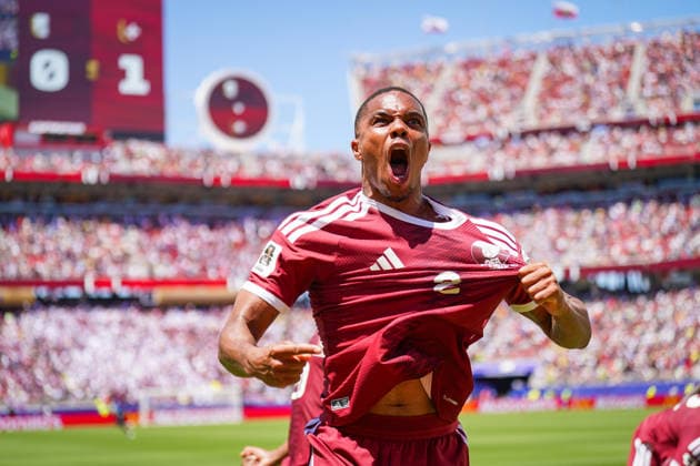 USA: Fussball FIFA World Cup, WM, Weltmeisterschaft, Fussball 2026 Gruppe B Schweiz vs Qatar Levi™s Stadium (Santa Clara, Kalifornien): Tor und Torjubel zum 1:1 Ausgleich kurz vor Spielende durch Boualem Khoukhi (Qatar, 16) Freude, Emotionen, Jubel bei Pedro Miguel (Qatar, 2) Mimik, Gesichtsausdruck, Geste, Gestik, Emotion Copyright: xJOERANxSTEINSIEKx