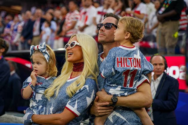 USA: Fußball FIFA World Cup, WM, Weltmeisterschaft, Fussball 2026 Gruppenphase Gruppe A Türkei vs USA SoFi Stadium (Inglewood, Los Angeles County, Kalifornien): Paris Hilton, Carter Reum, Phoenix Reum, London Reum, Familie, Familienporträt, Prominente, Celebrity, VIP-Gast, USA-Fußballfans, USA-Familie, Eltern mit Kindern, Kinder, Zuschauer, Tribüne, USA-Trikots, US Soccer, Fankultur, Fußball-WM, FIFA World Cup 2026, World Cup, Stadion, Event, Impression, Patriotismus, Nationalfarben Copyright: xJOERANxSTEINSIEKx