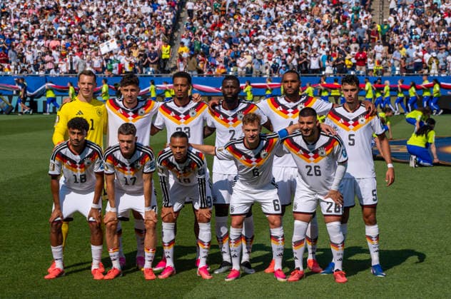 29.06.2026, Fussball Weltmeisterschaft 2026 in den USA, Sechzehntelfinale, Deutschland - Paraguay, im Gillette Stadium (Boston (Foxborough)), Mannschaftsfoto DFB-Elf, hinten v.li.: Torwart Manuel Neuer (Deutschland), Kai Hawertz (Deutschland), Felix Nmecha (Deutschland), Antonio Rüdiger (Deutschland), Jonathan Tah (Deutschland), Alexander Pavlovic (Deutschland). vorne v.li: Nathaniel Brown (Deutschland), Florian Wirtz (Deutschland), Leroy Sane (Deutschland), Joshua Kimmich (Deutschland), Deniz Undav (Deutschland)